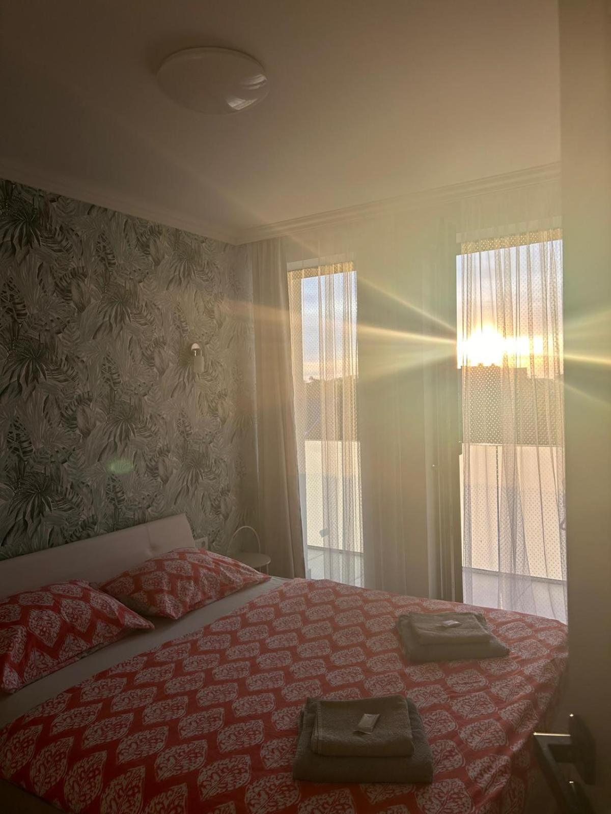 Becca'S Downtown Apartment With Private Parking Oradea Exterior foto